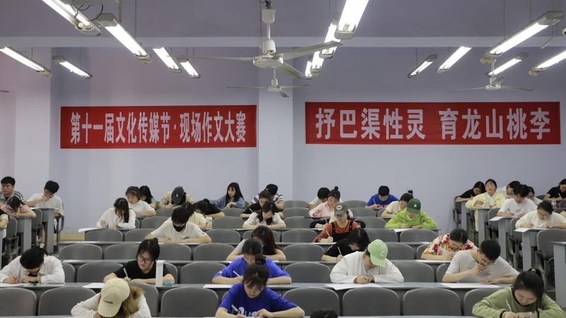服装直播代运营费用主要包括以下几部分：